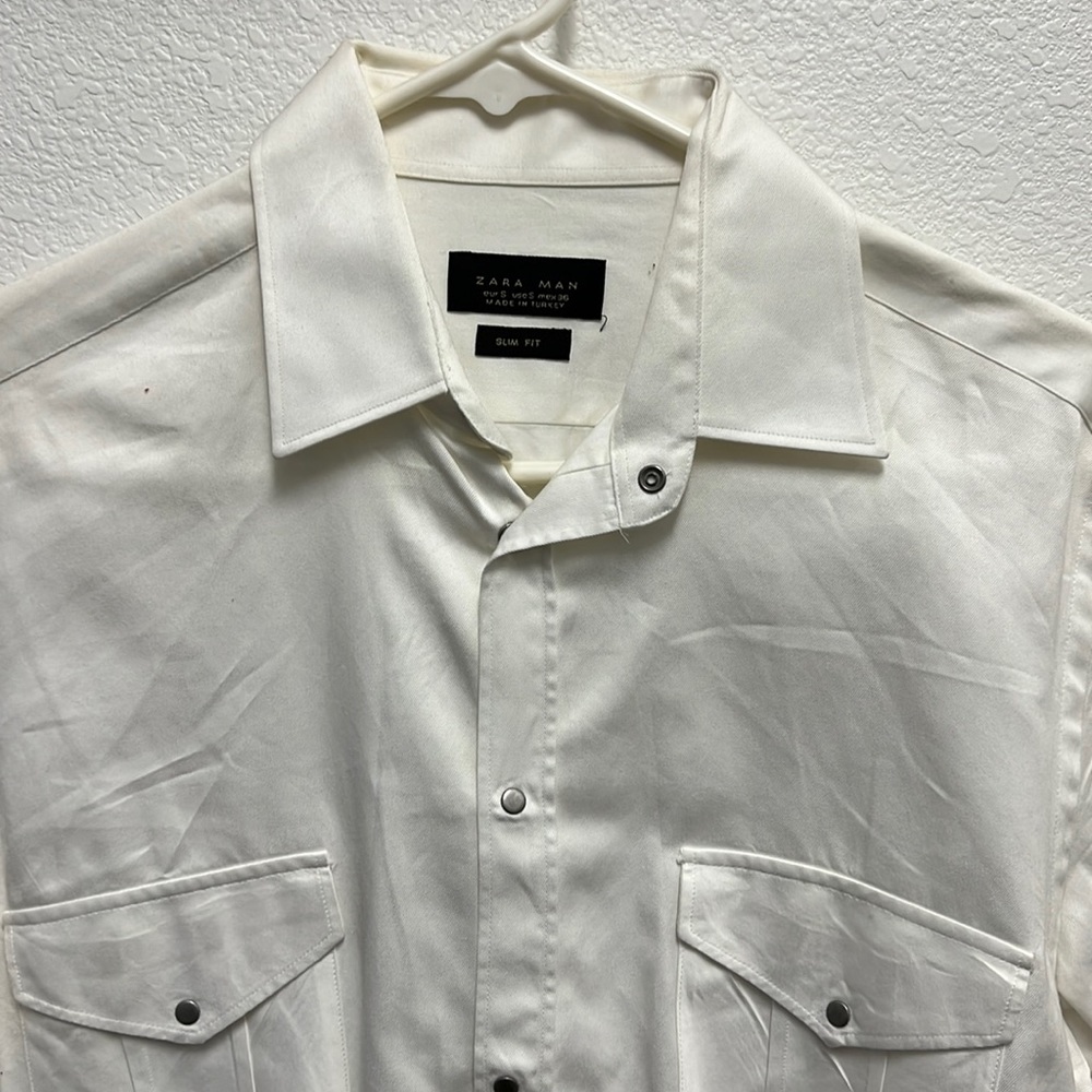 Zara Man white dress shirt with buttons that cloak in size S.